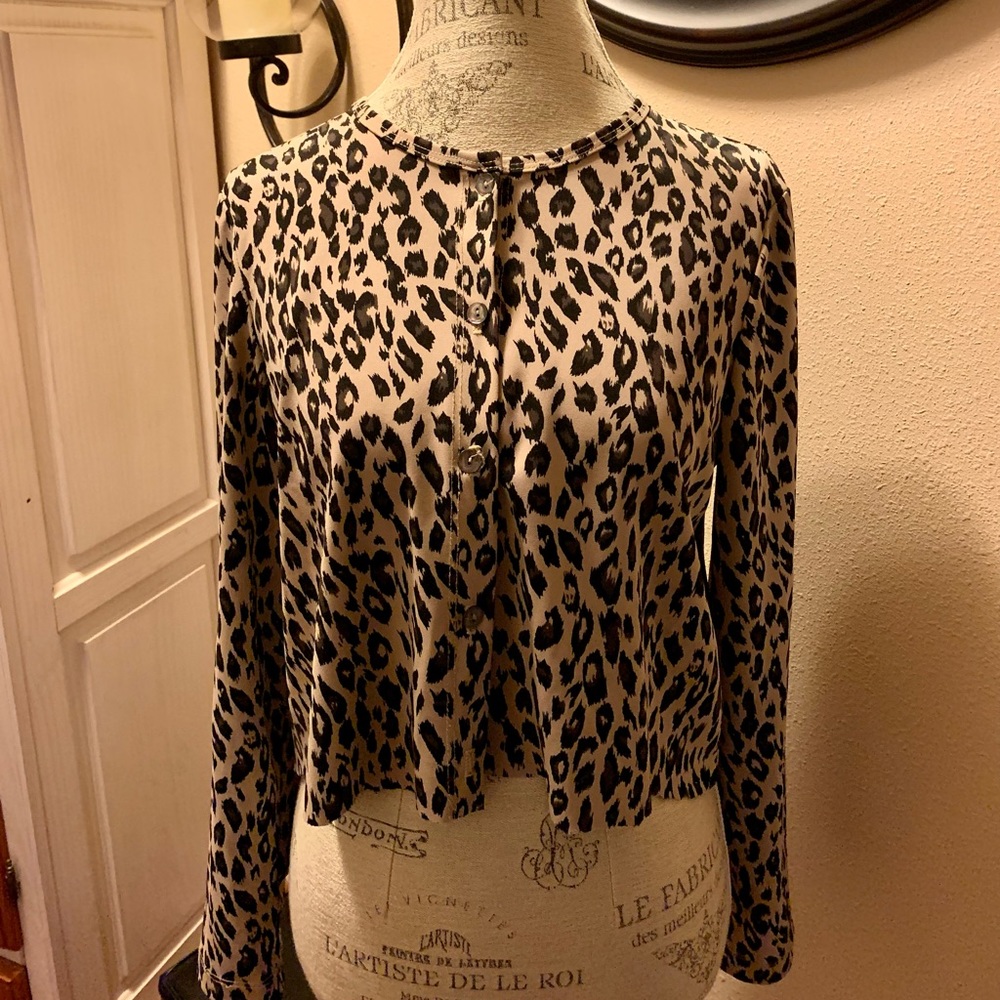 LN SUPER CUTE CROPPED BUTTON DOWN BLOUSE. LEOPARD PRINT. HITS AT WAIST.